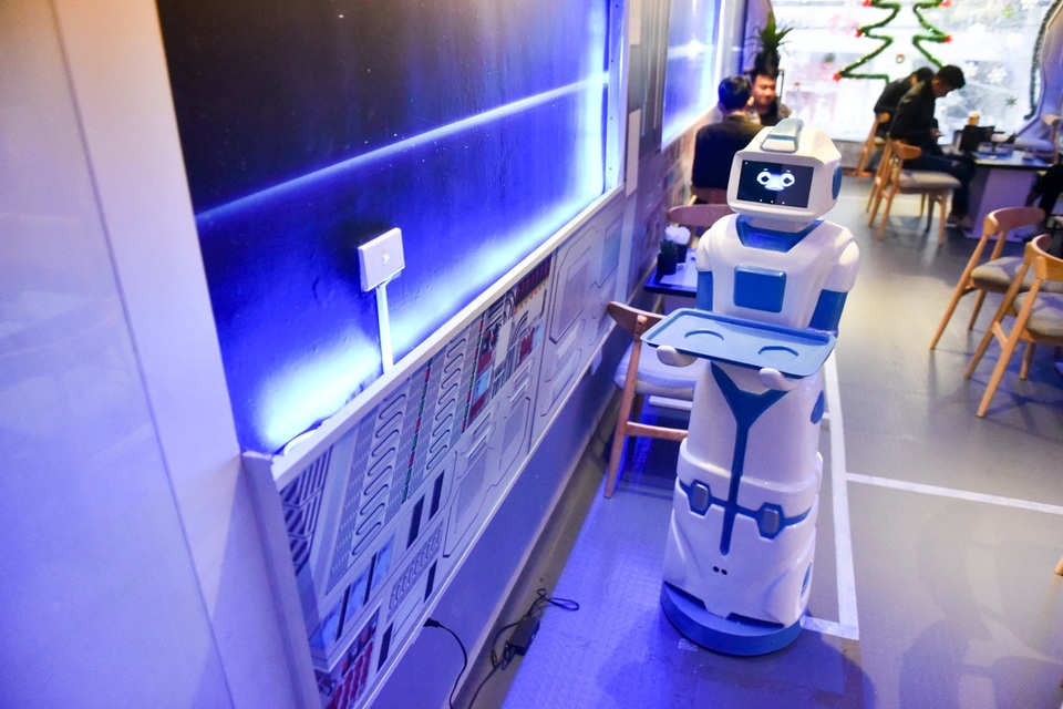 Nhóm bạn trẻ Việt chế tạo robot phục vụ quán cà phê - 10
Sau khi bê đồ cho khách, robot lại quay về vị trí chờ để sẵn sàng làm nhiệm vụ tiếp theo.