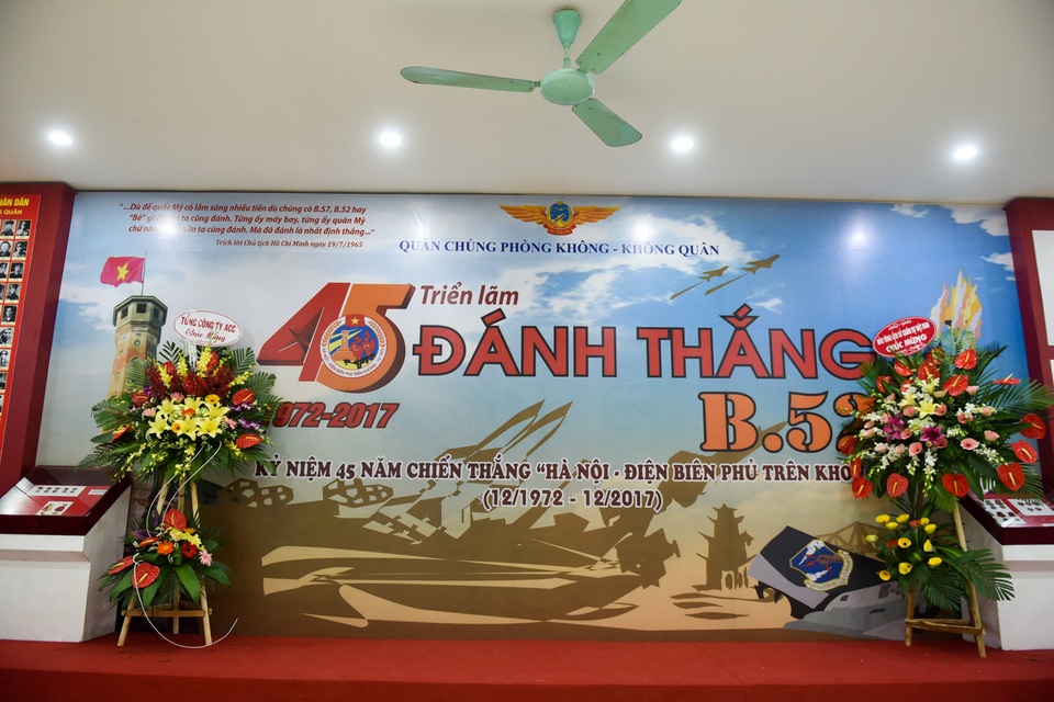 Tên lửa, máy bay MiG-21 được trưng bày tại triển lãm "Đánh thắng B52" - 1
Chiều 12/12, tại Bảo tàng Phòng không - Không quân đã diễn ra lễ khai mạc triển lãm “Đánh thắng B52”. Đây là dịp để tôn vinh và tri ân những đóng góp to lớn của quân dân cả nước, đặc biệt là bộ đội phòng không - không quân và quân dân Hà Nội trong suốt 12 ngày đêm chiến đấu ngoan cường, đáp trả cuộc tập kích ném bom của không quân Mỹ.