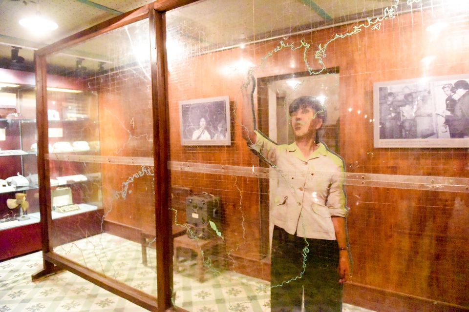 Bên trong hầm chỉ huy bí mật T1 trong chiến dịch "Điện Biên Phủ trên không" - 7
Hình ảnh mô phỏng tiêu đồ viên trong kíp trực, đeo tai nghe và xác định tọa độ chính xác máy bay B52 của địch.