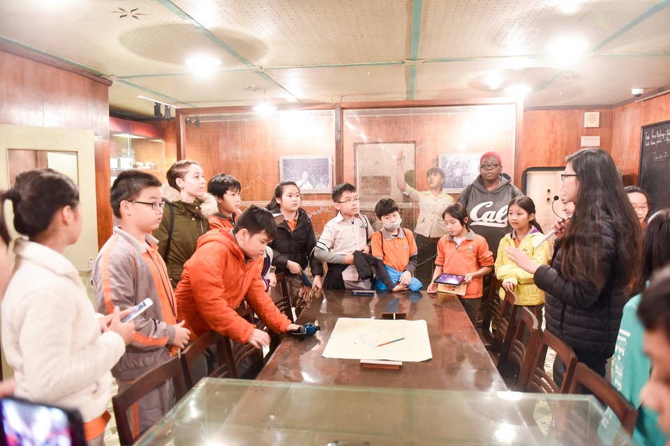 Bên trong hầm chỉ huy bí mật T1 trong chiến dịch "Điện Biên Phủ trên không" - 12
Với vai trò là Trung tâm Chỉ huy của Bộ Tổng Tư lệnh, Bộ Tổng Tham mưu, tất cả các sự kiện của cuộc kháng chiến chống Mỹ cứu nước diễn ra đều có sự tham gia tích cực của hầm chỉ huy tác chiến. Trong đó điển hình là chỉ huy đánh bại cuộc tập kích chiến lược bằng không quân suốt 12 ngày đêm vào Hà Nội hồi cuối tháng 12 năm 1972, buộc Mỹ phải ký hiệp định Paris năm 1973 về chấm dứt chiến tranh, lập lại hòa bình ở Việt Nam.