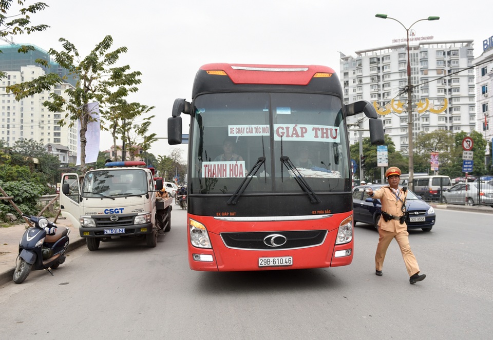 CSGT Hà Nội xử lý xe khách hoạt động "bát nháo" ngoài bến - 1
Sáng 22/12, đội CSGT số 14 (Công an TP Hà Nội) ra quân xử lý tình trạng xe khách dừng đỗ, đón trả khách không đúng nới quy định trong khu vực quanh bến xe Giáp Bát và bến xe Nước Ngầm.