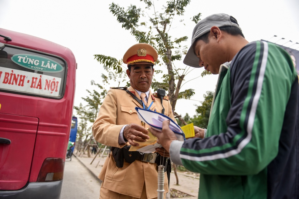 CSGT Hà Nội xử lý xe khách hoạt động "bát nháo" ngoài bến - 3
Trong thời gian gần đây, do CSGT thường xuyên tuần tra, kiểm tra xử lý nên tình trạng dừng đỗ, đón trả khách sai quy định đã có chuyển biến tích cực. Tuy nhiên, vẫn còn nhiều xe khách cố tình vi phạm, đón trả khách dọc đường.
