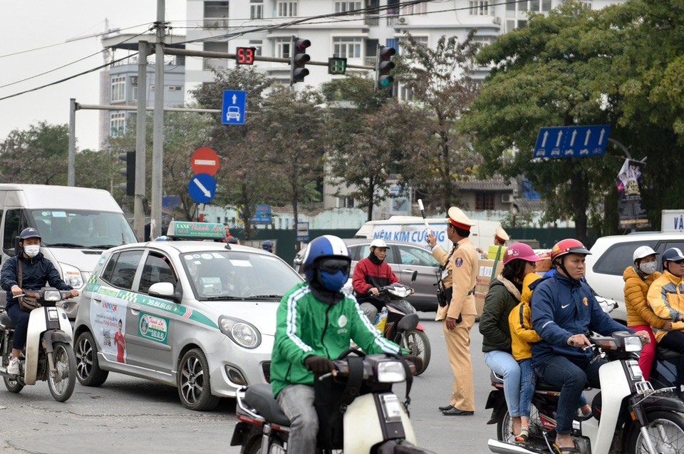 CSGT Hà Nội xử lý xe khách hoạt động "bát nháo" ngoài bến - 4
Lực lượng CSGT làm nhiệm vụ đóng chốt tại ngã 3 Nguyễn Hữu Thọ - Giải Phóng đã phát hiện nhiều xe đón trả khách trái phép khi đã ở ngoài phạm vi bến xe Giáp Bát.