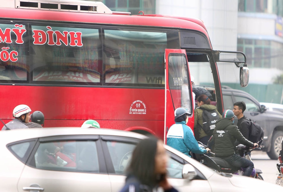 Hà Nội: Tình trạng xe khách dừng đỗ dọc đường tăng cao dịp cuối năm - 5
Việc xe khách cố tình đi chậm, dừng đỗ đón khác khiến cho giao thông trở nên lộn xộn, nhiều trường hợp khá nguy hiểm.