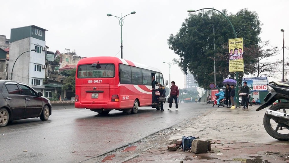 Hà Nội: Tình trạng xe khách dừng đỗ dọc đường tăng cao dịp cuối năm - 7 Đầu đường Nguyễn Hoãng Tôn, Phạm Văn Đồng bỗng trở thành bến cóc của xe khách vẫn đón khách mỗi ngày.