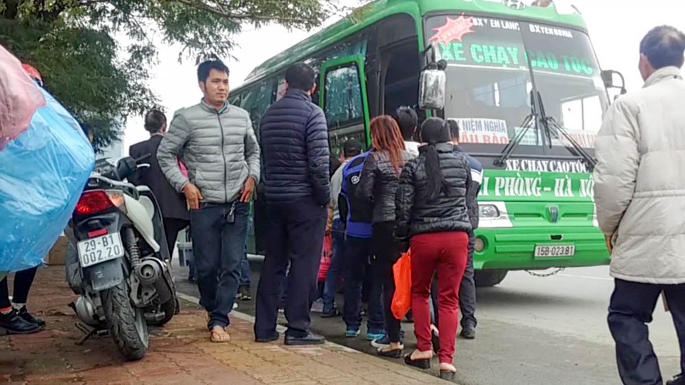 Hà Nội: Tình trạng xe khách dừng đỗ dọc đường tăng cao dịp cuối năm - 10
Một số điểm đợi xe khách tự phát tồn tại lâu ngày trở thành những bến cóc, ảnh hưởng nghiên trọng tới giao thông trong khu vực.