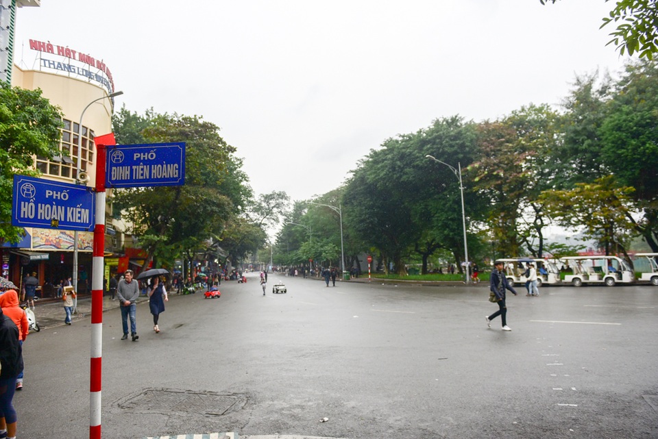 Hà Nội: Nhiều khu vui chơi vắng hoe trong ngày đầu dịp nghỉ Tết Dương lịch - 2
Khu vực xung quanh hồ Hoàn Kiếm và tượng đài Lý Thái Tổ vốn đông du khách lui tới vào mỗi dịp cuối tuần, hôm nay vô cùng thưa thớt người qua lại.