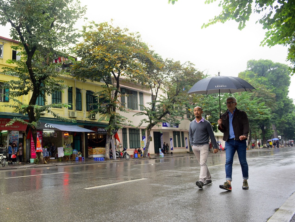 Hà Nội: Nhiều khu vui chơi vắng hoe trong ngày đầu dịp nghỉ Tết Dương lịch - 4
Dù là giữa buổi chiều, nhưng lượng khách về đây vẫn thưa vắng. Theo quan sát của phóng viên, đa phần du khách là người nước ngoài.