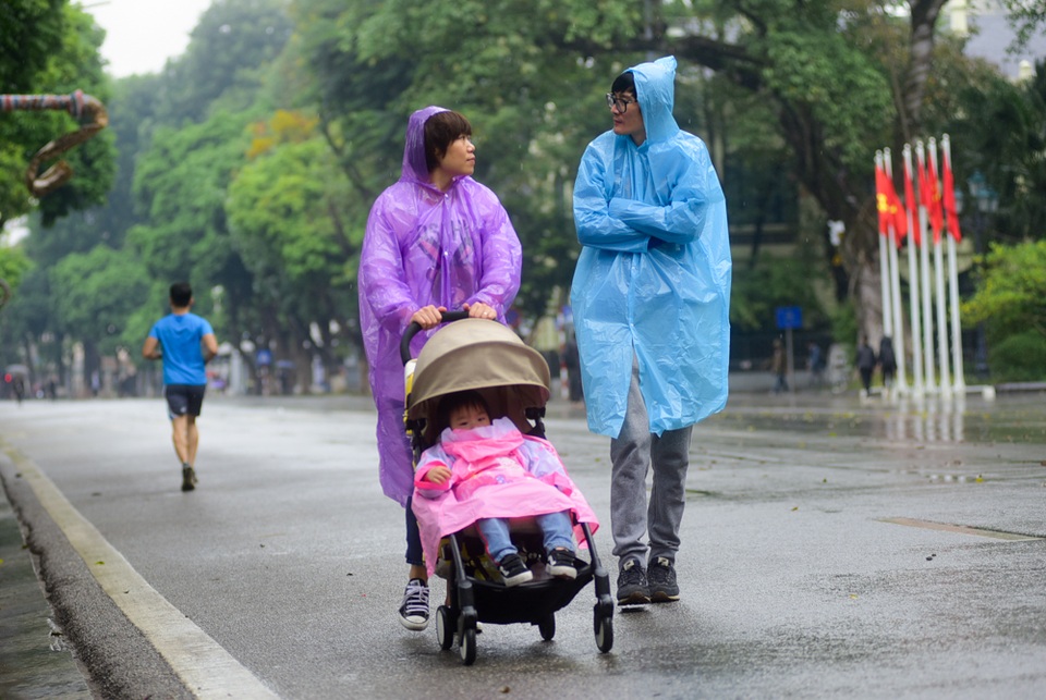 Hà Nội: Nhiều khu vui chơi vắng hoe trong ngày đầu dịp nghỉ Tết Dương lịch - 6
Thời tiết mưa phùn và lạnh là lý do chính khiến lượng khách đổ vể phố đi bộ giảm sút. Một gia đình vẫn mặc áo mưa đi dạo trong khi co ro vì lạnh.