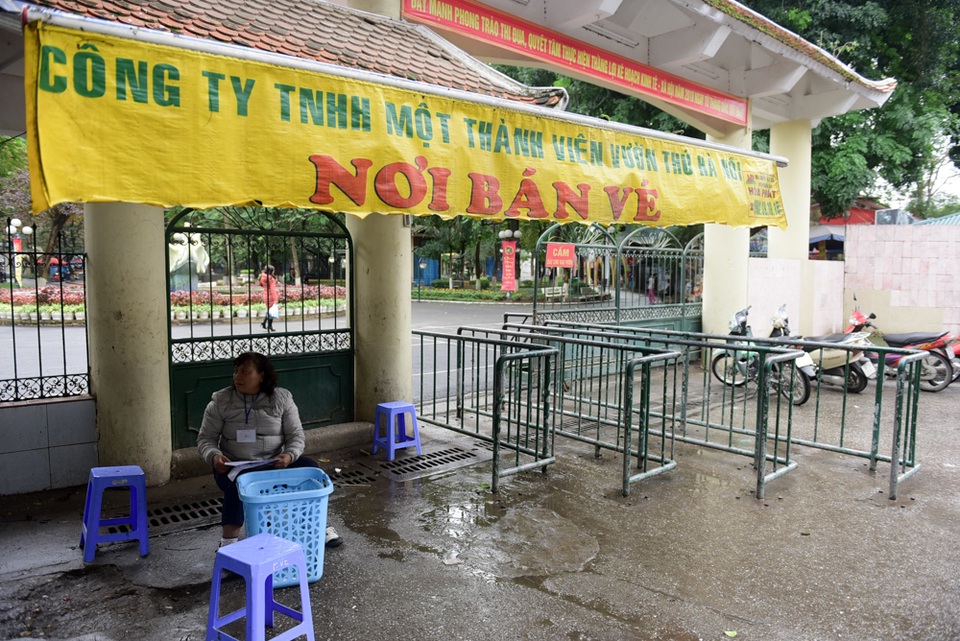 Hà Nội: Nhiều khu vui chơi vắng hoe trong ngày đầu dịp nghỉ Tết Dương lịch - 7
Tại Công viên Thủ Lệ, không khí còn vắng vẻ hơn. Nhiệt độ thấp, nhiều gia đình không đưa trẻ đến công viên. Phía ngoài cổng, chỉ có nhân viên soát vé ngồi lặng im chờ khách.