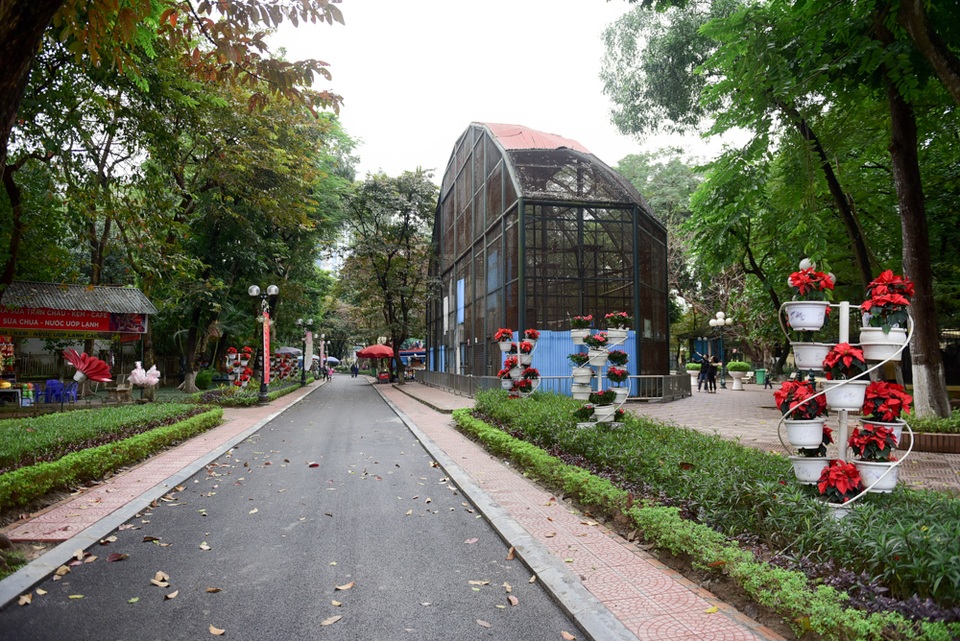 Hà Nội: Nhiều khu vui chơi vắng hoe trong ngày đầu dịp nghỉ Tết Dương lịch - 8
Bên trong công viên rất thưa vắng người đi dạo...