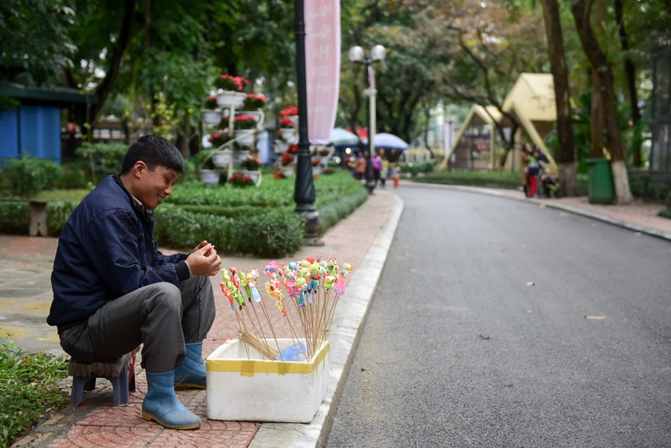 Hà Nội: Nhiều khu vui chơi vắng hoe trong ngày đầu dịp nghỉ Tết Dương lịch - 9
Một người bán tò he trong công viên cho hay: “Dịp Tết Dương lịch mọi năm đều rất đông, nhưng năm nay mưa rét nên công viên vắng khách là điều dễ hiểu”.