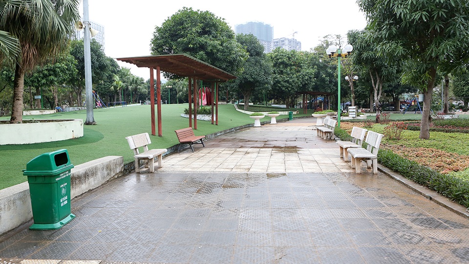 Hà Nội: Nhiều khu vui chơi vắng hoe trong ngày đầu dịp nghỉ Tết Dương lịch - 11 Công viên Cầu Giấy cũng im lìm, hiu hắt.