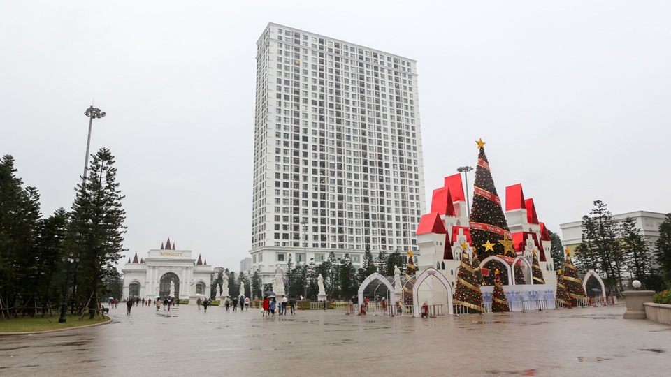 Hà Nội: Nhiều khu vui chơi vắng hoe trong ngày đầu dịp nghỉ Tết Dương lịch - 13
Trong khi đó, lượng khách đổ về các trung tâm thương mại cũng giảm đáng kể so với cùng dịp năm trước.