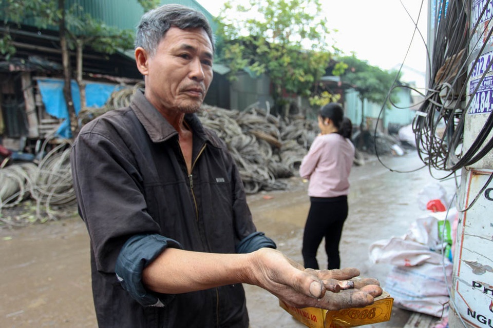 Dân làng vất vả dọn đống ngổn ngang sau vụ nổ ở Bắc Ninh - 7
Nhiều đầu đạn vẫn được phát hiện trong quá trình người dân dọpn dẹp, dù lực lượng chức năng đã tích cực thu gom từ hôm qua.