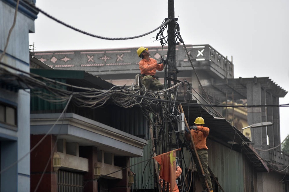 Dân làng vất vả dọn đống ngổn ngang sau vụ nổ ở Bắc Ninh - 9
Nhiều cột điện gãy đổ sau vụ nổ. Trong cả ngày 4/1, thợ điện hối hả khôi phục để sớm cấp điện trở lại cho người dân.