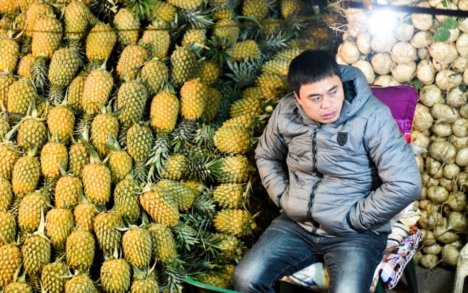 Tê tái mưu sinh trong đêm Hà Nội rét buốt nhất từ đầu mùa đông - 2
Người đàn ông bán hoa quả ở chợ Long Biên co ro trong đêm rét buốt. Chợ hoạt động về đêm, là đầu mối cung cấp hoa quả cho cả thành phố.