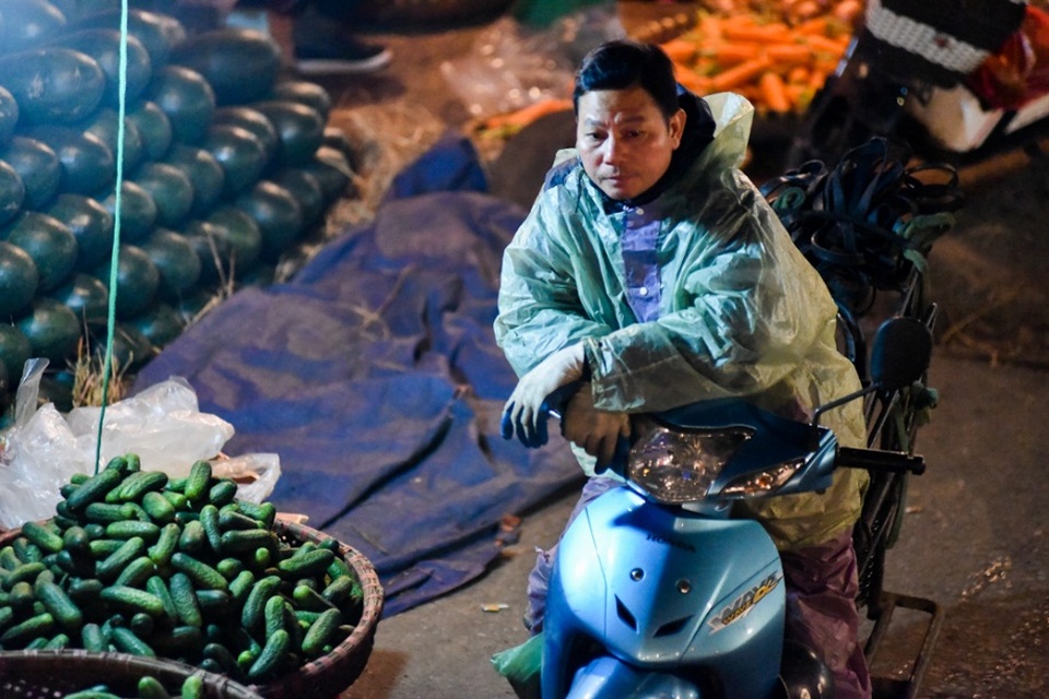 Tê tái mưu sinh trong đêm Hà Nội rét buốt nhất từ đầu mùa đông - 6
Không có mưa nhưng vì gió rét, người đàn ông này vẫn mặc áo mưa cho đỡ lạnh.