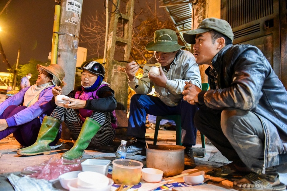 Tê tái mưu sinh trong đêm Hà Nội rét buốt nhất từ đầu mùa đông - 9
Bữa cơm trong đêm lạnh của người lao động trên đường Yên Phụ.