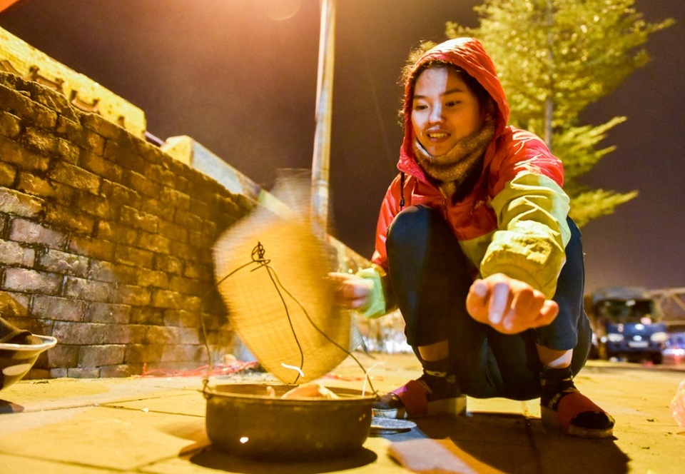 Tê tái mưu sinh trong đêm Hà Nội rét buốt nhất từ đầu mùa đông - 12
Người phụ nữ bán mực rong ở khu vực chợ Long Biên chia sẻ, những ngày này, Hà Nội về đêm rất lạnh nhưng chị cũng thường kết thúc công việc rất muộn, khoảng 2h sáng.