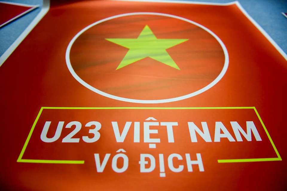 Xưởng in phát miễn phí hình dán cổ vũ U23 Việt Nam - 1
“Ngay sau khi xem trận đấu giữa U23 Việt Nam và U23 Iraq, tôi đã tự thiết kế một tấm decal để dán lên xe ô tô của mình và được rất nhiều người ủng hộ. Ý tưởng phát decal miễn phí xuất phát từ việc tôi muốn chia sẻ niềm vui và cùng cổ vũ cho đội tuyển Việt Nam. Tôi dự định in 500 - 700 bộ decal phát miễn phí từ giờ cho tới khi trận chung kết diễn ra”, anh Vũ Minh Trà, chủ cơ sở in ấn tại quận Cầu Giấy (Hà Nội), chia sẻ.