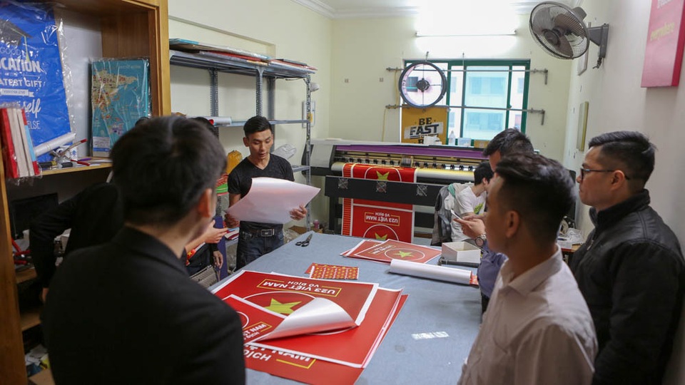 Xưởng in phát miễn phí hình dán cổ vũ U23 Việt Nam - 10 … nhưng nhiều cổ động viên đến nhận vẫn phải chờ đợi.