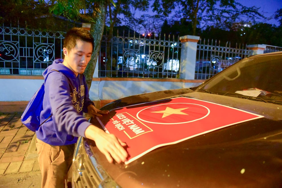 Xưởng in phát miễn phí hình dán cổ vũ U23 Việt Nam - 11 Anh Phan Tử Hoàng (Hoàng Mai, Hà Nội) chia sẻ: “Tôi biết thông tin xưởng in phát decal miễn phí trên mạng xã hội. Tôi đến nhận từ hôm nay để dán vào xe trang trí, cổ động thêm tinh thần cho đội tuyển U23 Việt Nam trong trận Chung kết sắp tới”.