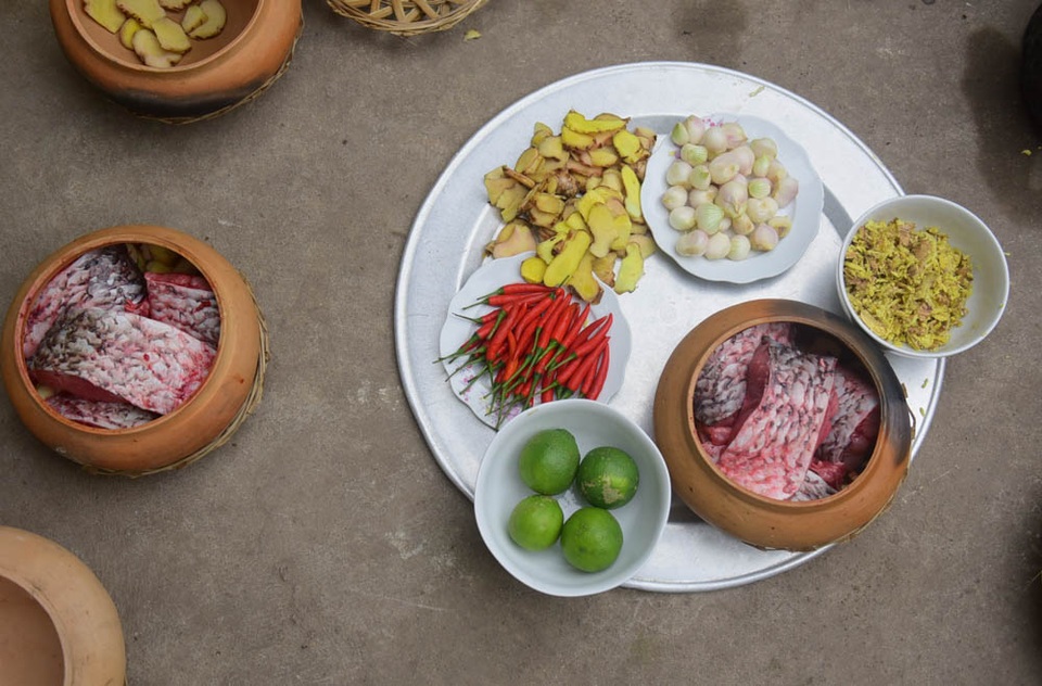 Cá kho làng Vũ Đại nhộn nhịp vào vụ Tết - 5
Gia vị để kho cá là những thứ truyền thống, gồm: gừng, riềng, ớt, hành củ, chanh, mắm, đường muối...