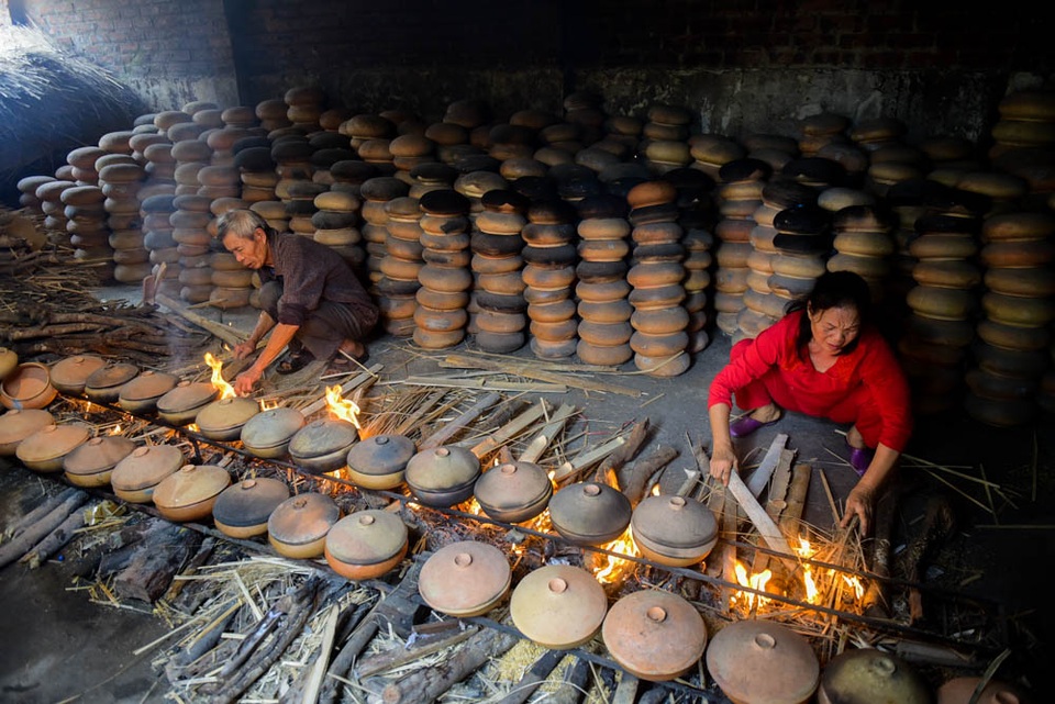 Cá kho làng Vũ Đại nhộn nhịp vào vụ Tết - 8
Để kho cá, niêu đất phải được tôi bằng nước khoảng 4 tiếng để niêu không bị vỡ trong suốt quá trình kho gần 20 tiếng, cũng để cho gia vị ngấm vào cá mà không ngấm vào niêu.