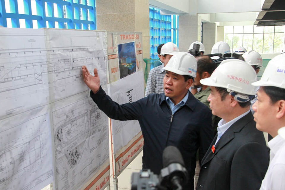 Đầu tàu đặc biệt chạy thử đường sắt trên cao Cát Linh - Hà Đông - 5
Trình bày trước đoàn kiểm tra, đại diện chủ thầu cho biết vấn đề đội vốn và giải ngân không còn vấn đề gì nhưng vẫn còn khó khăn để đặt được tiến độ hoàn thành trong năm 2018. Lý do vì các thầu phụ bố trí ít nhân công do không có tiền chi trả.