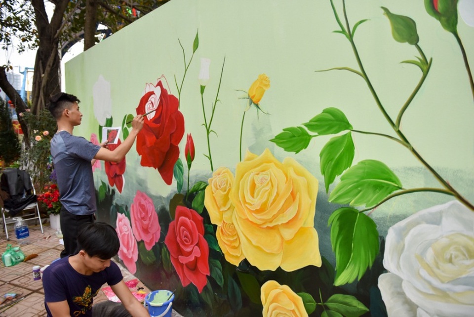 Hàng nghìn cây hoa hồng hội tụ tại lễ hội hoa ở Hà Nội - 13
Tấm bích họa khổ lớn về các loài hoa đang được hoàn thiện trước lễ khai mạc.