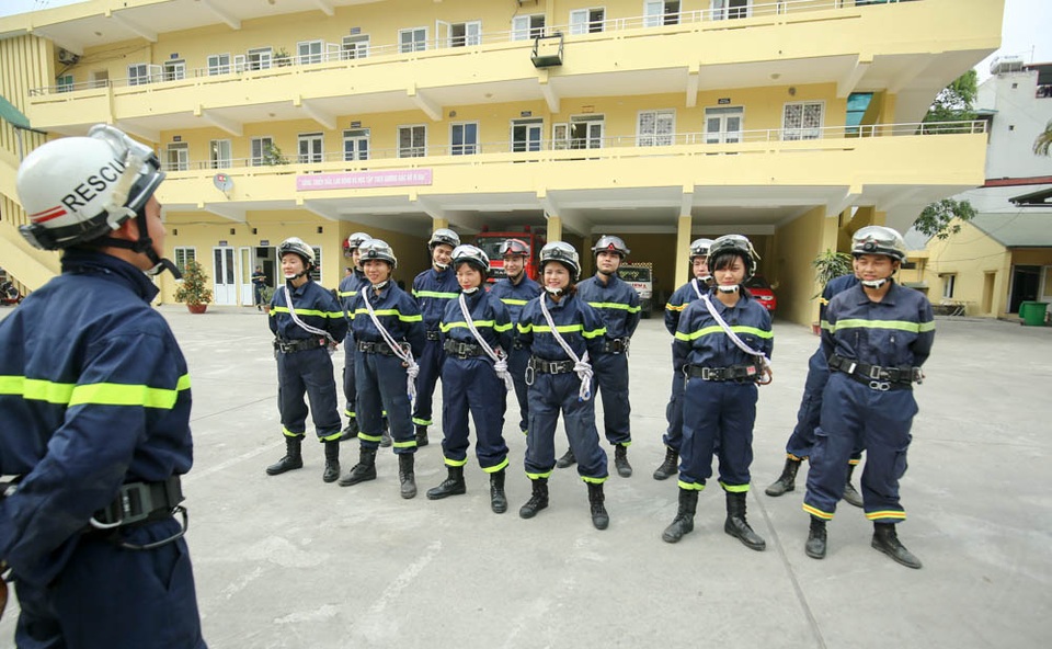 “Bông hồng thép” của đội Cảnh sát Phòng cháy chữa cháy Hà Nội - 1
Trước đó Đại úy Nguyễn Thị Ngọc Lan công tác tại bộ phận y tế của Cục Cảnh sát bảo vệ. Đến năm 2014, chị chuyển sang Phòng Cứu nạn cứu hộ - Cảnh sát PCCC Hà Nội.