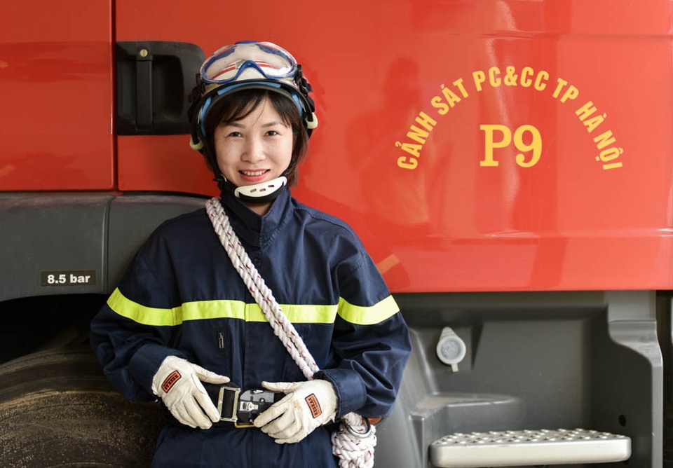 “Bông hồng thép” của đội Cảnh sát Phòng cháy chữa cháy Hà Nội - 3
Đơn vị chị đang công tác được thành lập vào tháng 7/2017. Chị là cán bộ nữ duy nhất xung phong công tác tại Đội Cứu nạn cứu hộ dưới nước (Phòng Cứu nạn cứu hộ - Cảnh sát PCCC Hà Nội).