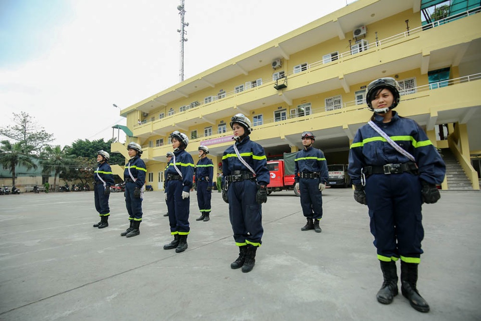 “Bông hồng thép” của đội Cảnh sát Phòng cháy chữa cháy Hà Nội - 4
Đại úy Nguyễn Thị Ngọc Lan cho biết, chị đã từng hoàn thành khóa tập huấn về công tác chữa cháy, cứu nạn cứu hộ tại Hàn Quốc cùng 19 CBCS của Cảnh sát PCCC Hà Nội.
