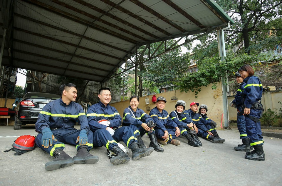 “Bông hồng thép” của đội Cảnh sát Phòng cháy chữa cháy Hà Nội - 10
Sau những giờ tập luyện căng thẳng, đại uý Lan cùng đồng đội ngồi nghỉ và nói chuyện về những kỷ niệm đáng nhớ đã qua.