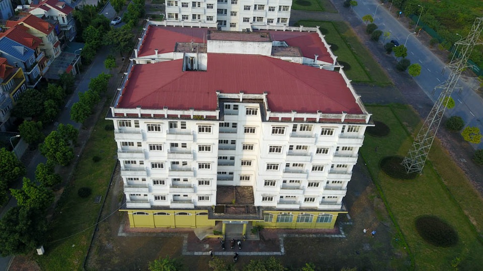 Những khu nhà tái định cư trên đất vàng Hà Nội bị bỏ không - 8
Dự án do Công ty CP xây dựng số 3 Hà Nội (HANCO3) làm chủ đầu tư, đã hoàn thành từ năm 2006 nhưng bị người dân phản đối, không nhận nhà nên bỏ không từ đó đến nay.