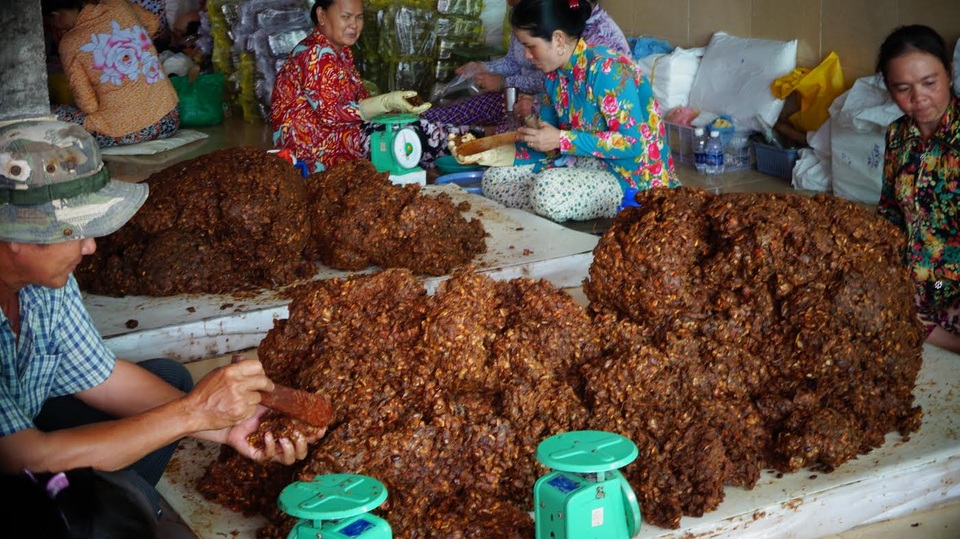 Phát hiện hàng tấn me bẩn lên nấm mốc - 1 Tại thời điểm kiểm tra, lực lượng chức năng phát hiện tại khu vực sơ chế, đóng gói me của cơ sở không đảm bảo vệ sinh, nhân viên không sử dụng trang phục bảo hộ lao động
