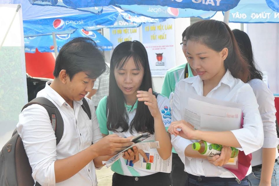 Cần Thơ: Hơn 1.700 hồ sơ gửi tới nhà tuyển dụng - 2 Một số bạn trẻ xem thông tin tuyển dụng