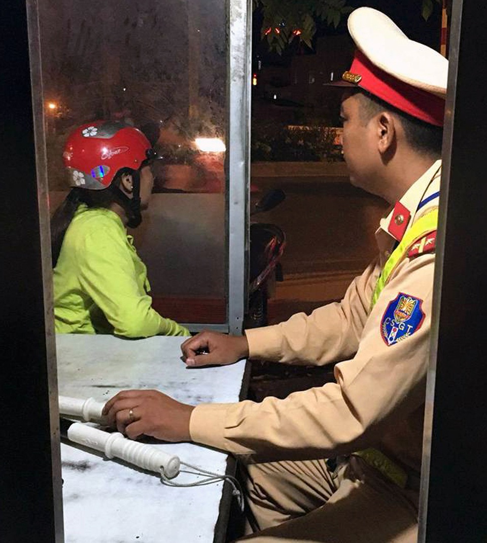 CSGT đưa người phụ nữ có ý định tự tử về chốt, cùng người nhà khuyên giải.