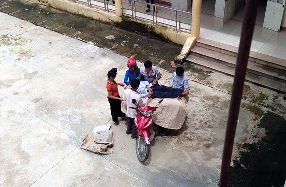 Lại xôn xao hình ảnh chở thi thể quấn chăn bằng xe máy - 2 Lại xôn xao hình ảnh chở thi thể quấn chăn bằng xe máy - 2