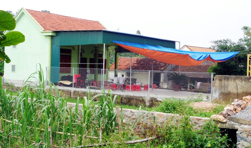 Người nhà hai nạn nhân Giáp, Hoàng chuẩn bị đón thi thể hai anh em về quê mai táng. (Ảnh: Nguyễn Duy)