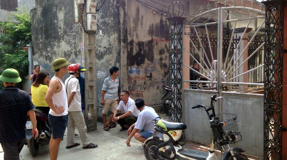 Vụ ngạt khí thải máy phát điện: Hai anh em ruột tử vong - 1 Lực lượng chức năng phong tỏa khu vực xảy ra sự việc. (Ảnh: Tiến Nguyên)