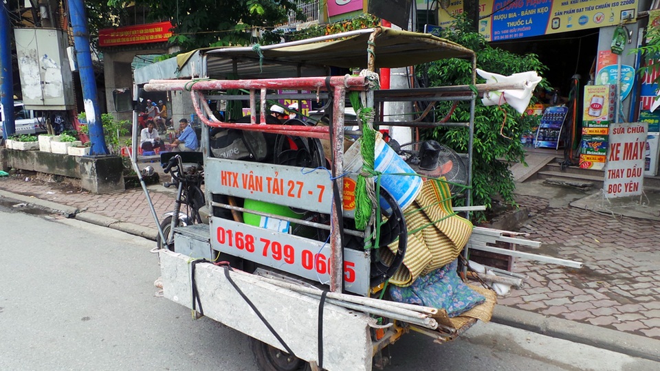 Hà Nội: Thu giữ nhiều xe tự chế chở hàng cồng kềnh - 9 Chỉ trong sáng 25/9, Đội CSGT số 14 đã xử lý hàng chục trường hợp xe ba bánh vi phạm.