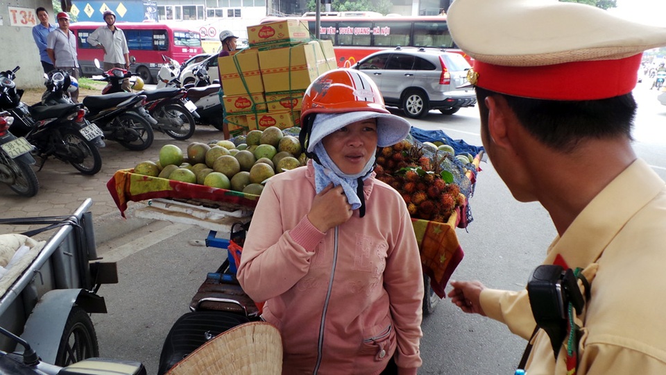 Hà Nội: Thu giữ nhiều xe tự chế chở hàng cồng kềnh - 7 Hầu hết những người điều khiển phương tiện trên đều là những lao động nghèo. Khi được hỏi, họ đều thừa nhận, biết mình vi phạm nhưng vẫn phải liều vì cuộc sống mưu sinh.