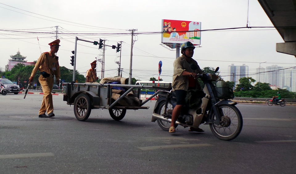Hà Nội: Thu giữ nhiều xe tự chế chở hàng cồng kềnh - 3 Nhiều xe máy cũ nát được chế thành xe kéo, kéo theo các xe cải tiến chở hàng.