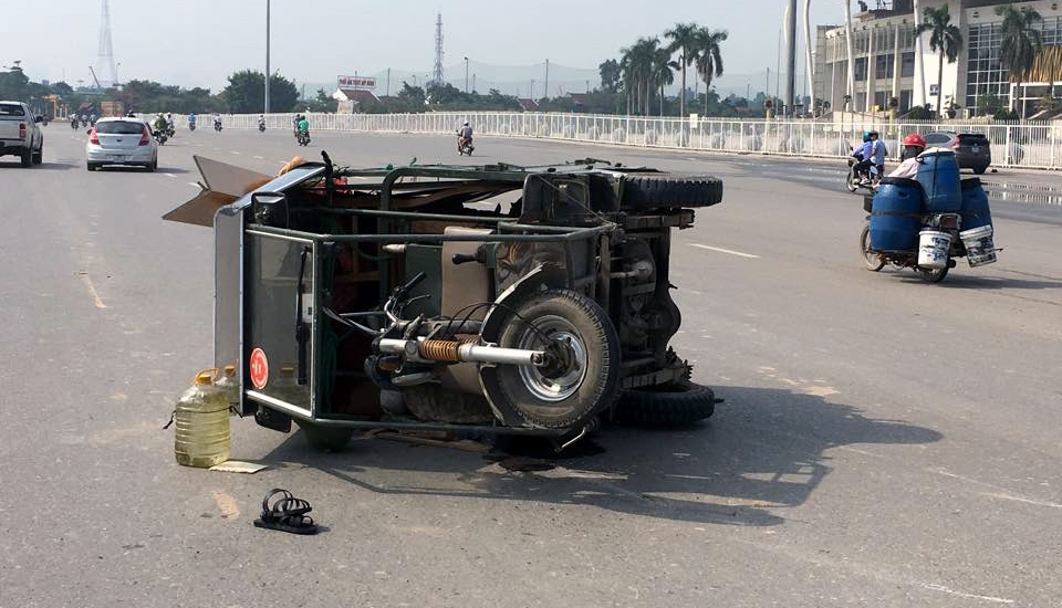Chiếc xe ba bánh lật nghiêng giữa đường.