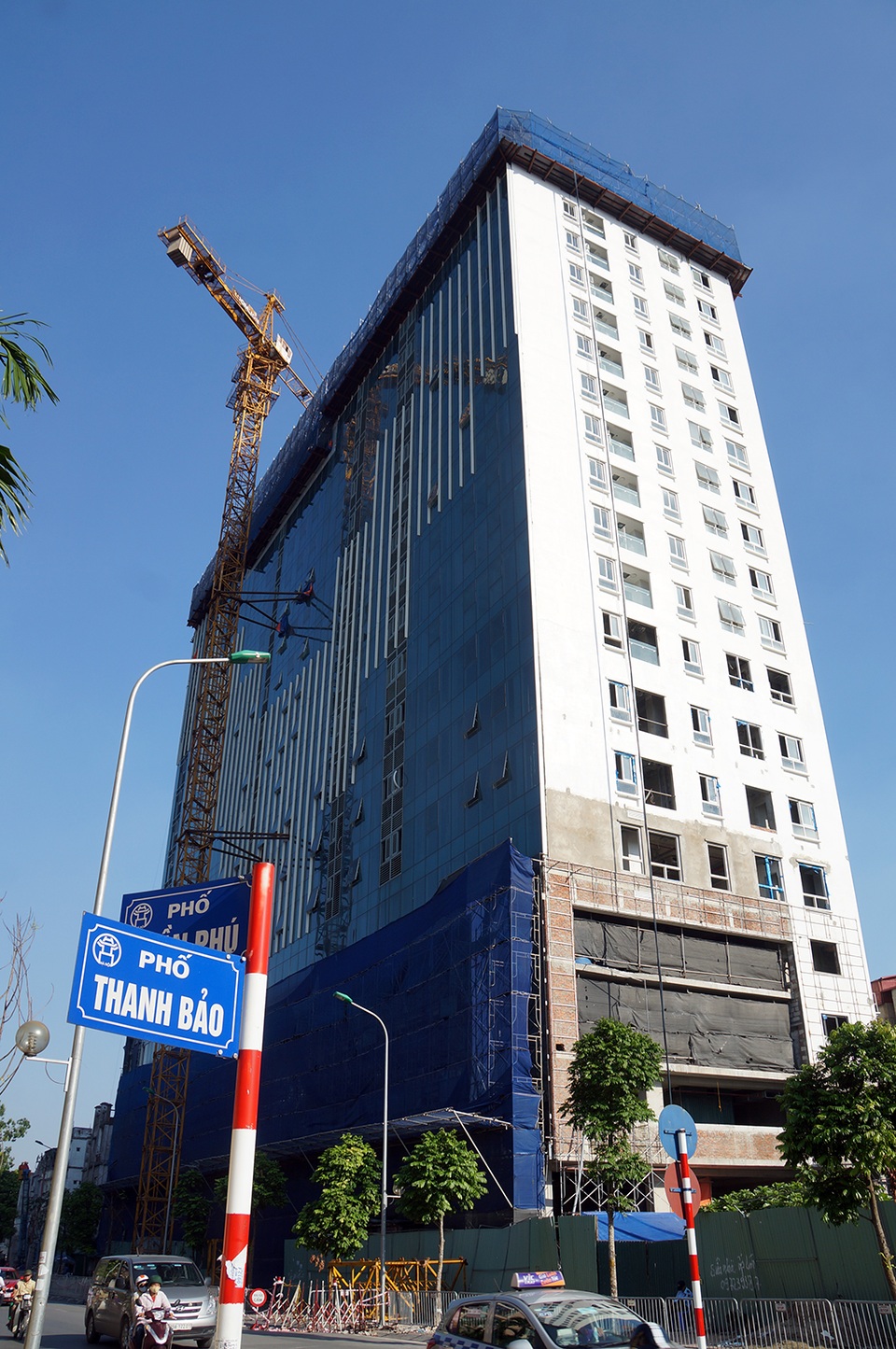 Cẩu trục tháp được lắp đặt.