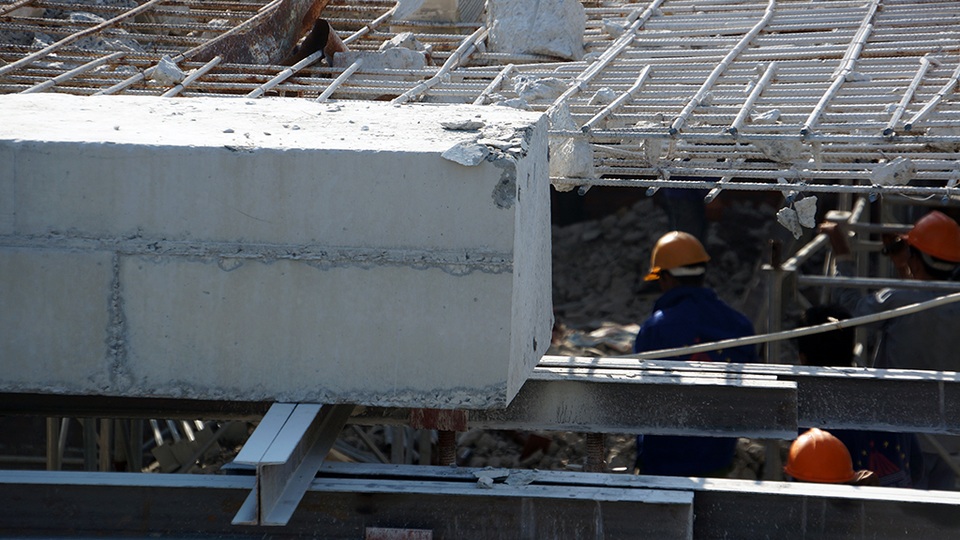 Từng khúc bê tông được cắt rời.