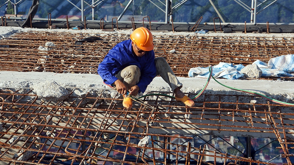 Các công nhân đội nắng cắt phá phần cốt thép.