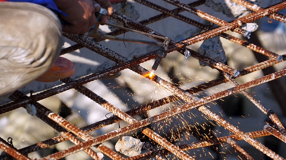 Máy cắt hơi được sử dụng để cắt phá thép.